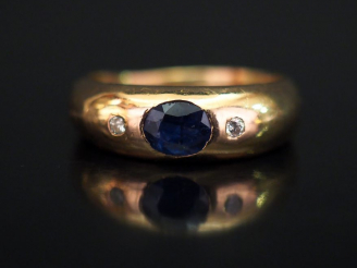 Vente aux enchères Bague jonc en or jaune 14k, sertie en son centre d’une pierre bleue ép