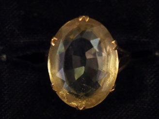 Vente aux enchères Bague en or jaune, sertie en son centre d'un quartz de forme ovale. TD