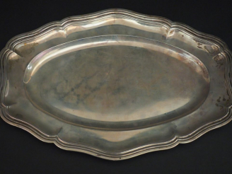 Vente aux enchères Plat ovale de style Louis XV en argent, poinçon Minerve, modèle à file
