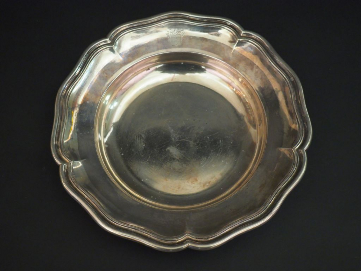Plat creux de style Louis XV en argent, poinçon Minerve, modèle à file