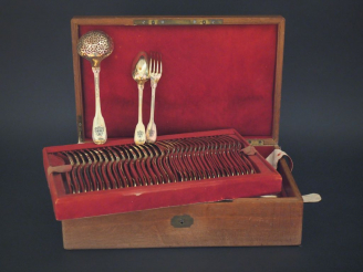 Vente aux enchères Ménagère en vermeil, modèle à filet, armorié. Comprenant :  - dix-huit