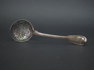 Vente aux enchères Cuillère à saupoudrer XVIIIème en argent, modèle à filet. Monogrammée.