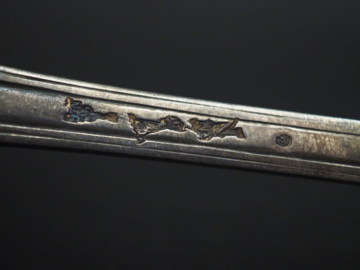 Cuillère à saupoudrer XVIIIème en argent, modèle à filet. Monogrammée.