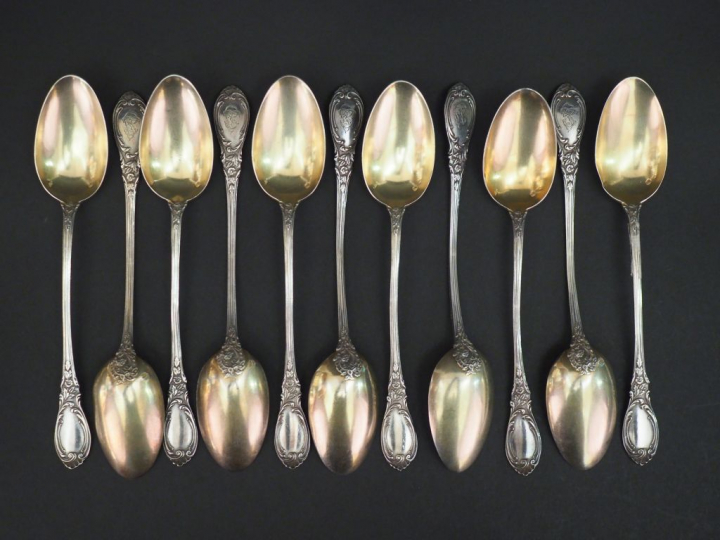 Suite de onze cuillères à entremets de style rocaille en argent et ver