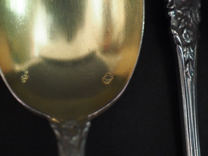 Suite de onze cuillères à entremets de style rocaille en argent et ver