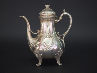 Vente aux enchères Théière de style rocaille en argent, poinçon Minerve, à décor de carto