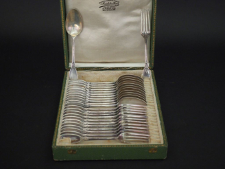 Vente aux enchères Suite de douze couverts à entremets en argent, poinçon Minerve, modèle