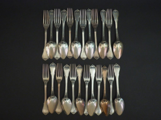 Vente aux enchères Suite de douze couverts à entremets de style Louis XV en argent, poinç