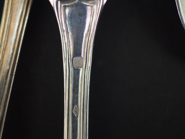 Suite de douze couverts à entremets de style Louis XV en argent, poinç