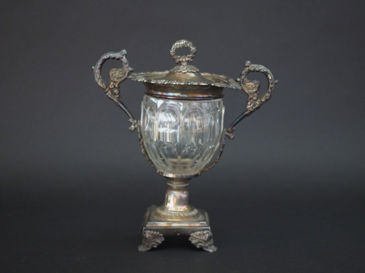 Drageoir Restauration en argent, poinçon Minerve, et cristal, à décor 