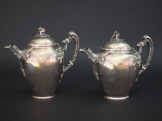 Vente aux enchères Théière et cafetière Napoléon III de style rocaille en argent, poinçon
