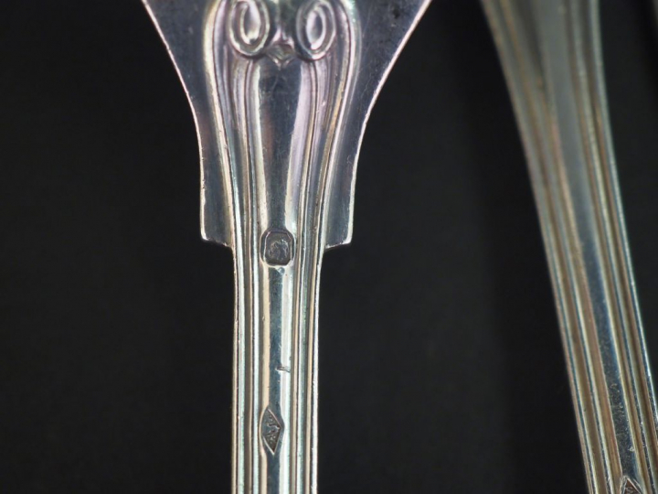 Suite de six grands couverts de style Louis XV en argent, poinçon Mine