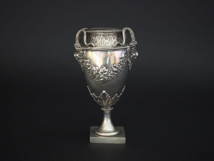 Vase de style Louis XVI en argent, à décor de guirlande de pampres et 