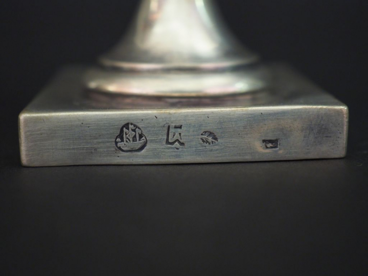 Vase de style Louis XVI en argent, à décor de guirlande de pampres et 