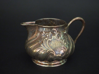 Vente aux enchères Pot à lait de style rocaille en argent, poinçon Minerve, à décor de co