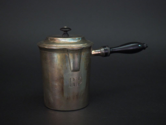 Vente aux enchères Petite verseuse couverte en argent lisse, poinçon Minerve, à décor de 