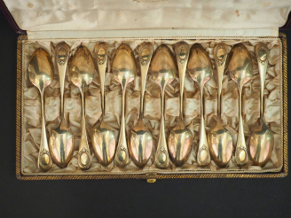 Vente aux enchères Suite de douze petites cuillères de style Louis XVI en vermeil, poinço