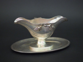 Vente aux enchères Saucière de style Louis XVI en argent, poinçon Minerve, à décor de coq