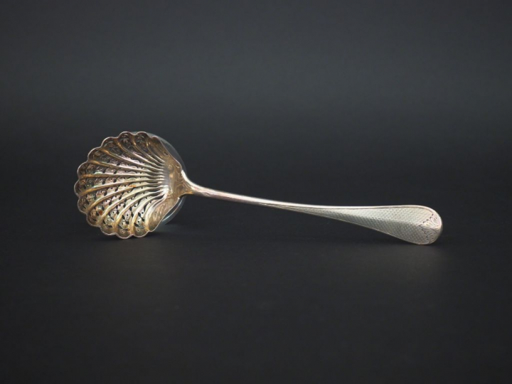 Cuillère à saupoudrer de style Louis XVI en argent, poinçon Minerve, à