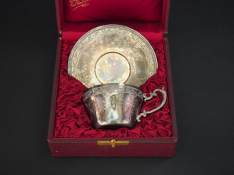 Vente aux enchères Tasse et sa sous-tasse Napoléon III en argent, poinçon Minerve, à déco