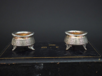 Vente aux enchères Paire de salerons Napoléon III en argent, poinçon Minerve, à décor d'u