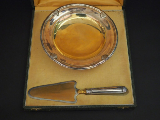 Vente aux enchères Coupe sur talon en argent et vermeil, poinçon Minerve, à décor de coqu