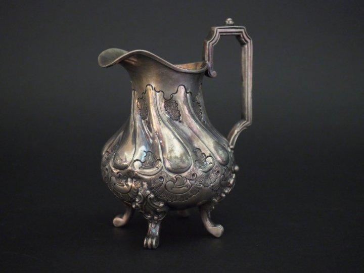 Pot à lait Napoléon III en argent, à décor de côtes torses et rocaille
