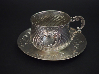 Vente aux enchères Tasse et sa sous-tasse Napoléon III de style rocaille en argent, poinç