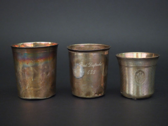 Vente aux enchères Ensemble comprenant :  - une timbale en argent lisse, poinçon Minerve.