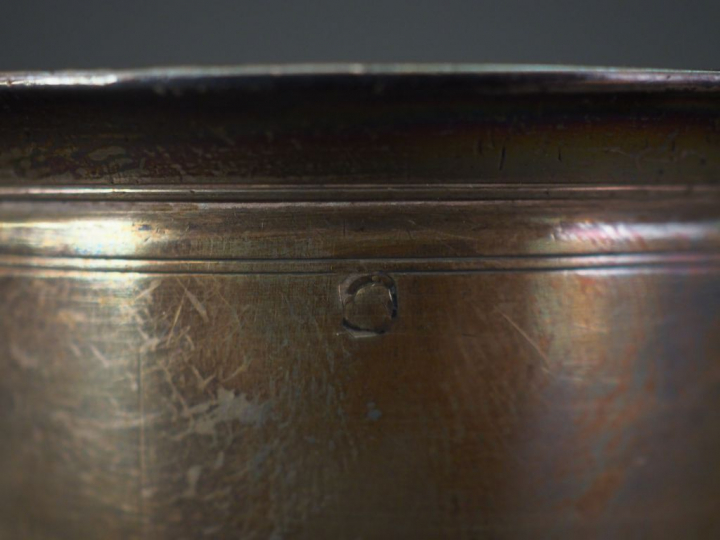 Ensemble comprenant :  - une timbale en argent lisse, poinçon Minerve.
