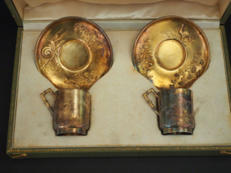 Vente aux enchères Paire de tasses et leur sous-tasse de style Art Nouveau en vermeil, po