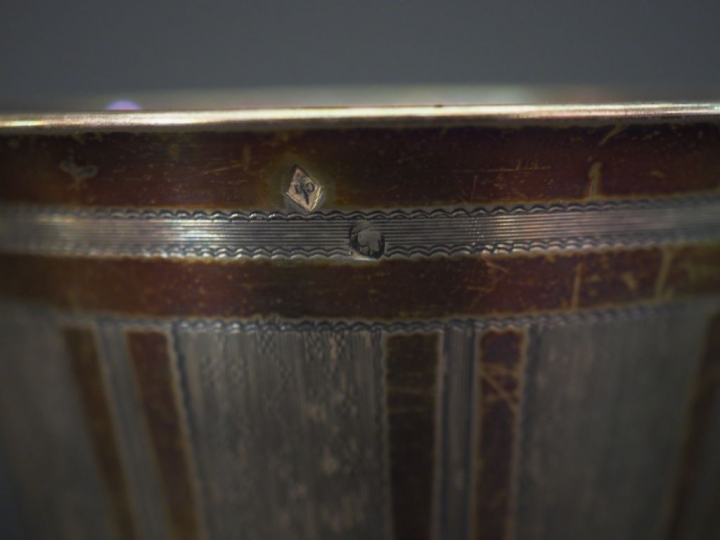 Petit calice en argent et vermeil, poinçon Minerve, à décor niellé de 