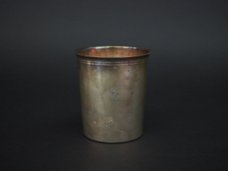 Vente aux enchères Grande timbale en argent lisse, poinçon Minerve à décor de monogramme.