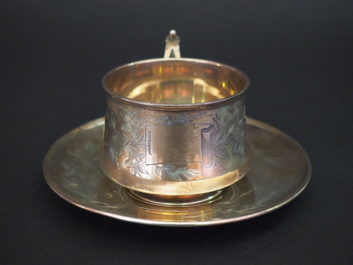 Tasse et sa sous-tasse en argent, poinçon Minerve, à décor de branchag