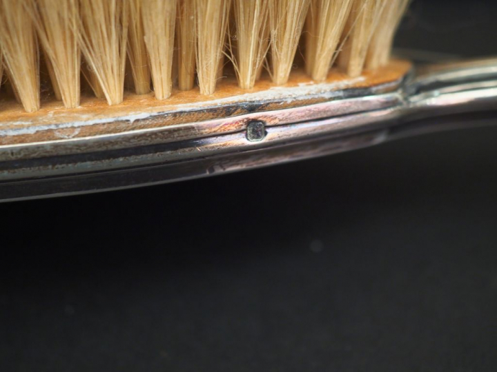 Une salière et une petite boite en argent, en forme de tonneau.  Monog