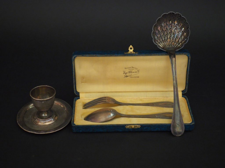 Ensemble comprenant :  - un coquetier de style Louis XVI en argent, po