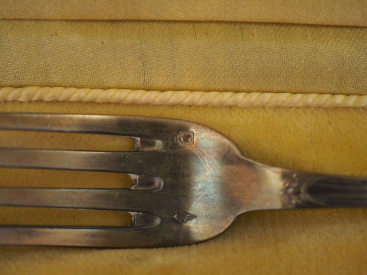 Ensemble comprenant :  - un coquetier de style Louis XVI en argent, po