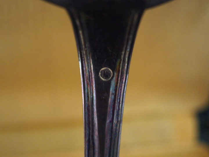 Ensemble comprenant :  - un coquetier de style Louis XVI en argent, po