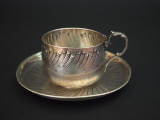 Vente aux enchères Tasse et sa sous-tasse de style Louis XV en argent, poinçon Minerve, à