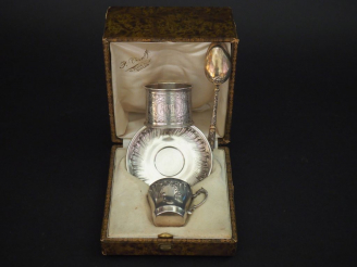 Vente aux enchères Petite tasse et sa sous-tasse Napoléon III en argent, poinçon Minerve,