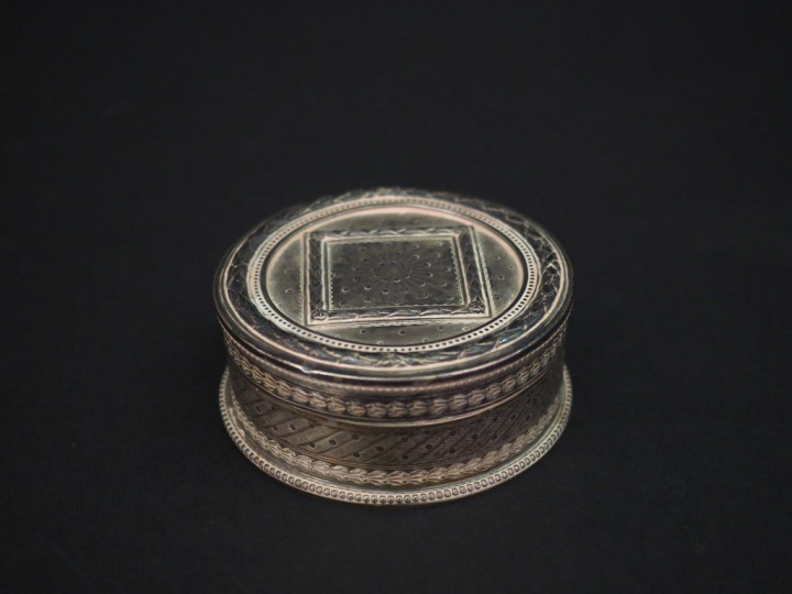 Boite ronde en argent 935, à décor de guirlandes de feuilles de laurie
