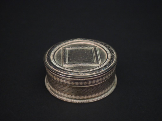 Vente aux enchères Boite ronde en argent 935, à décor de guirlandes de feuilles de laurie