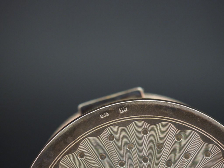 Boite ronde en argent 935, à décor de guirlandes de feuilles de laurie