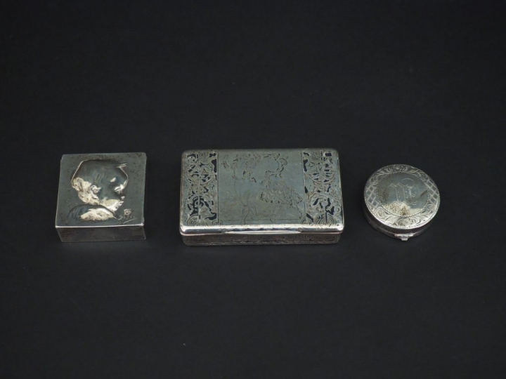 Ensemble comprenant :  - une boite rectangulaire en argent, à décor ni