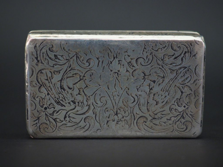 Ensemble comprenant :  - une boite rectangulaire en argent, à décor ni