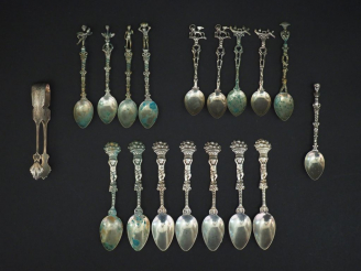 Vente aux enchères Ensemble comprenant trois différentes série de cuillères décoratives à