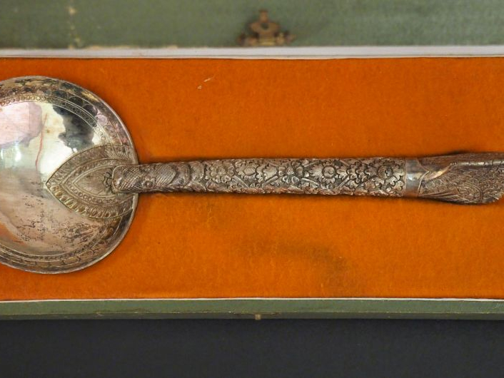 Cuillère de service en argent etranger bas-titre, à décor de fleurs. L