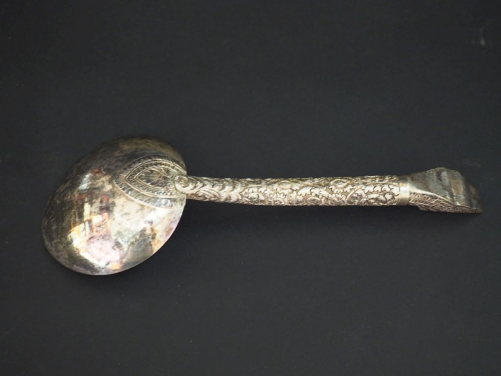Cuillère de service en argent etranger bas-titre, à décor de fleurs. L