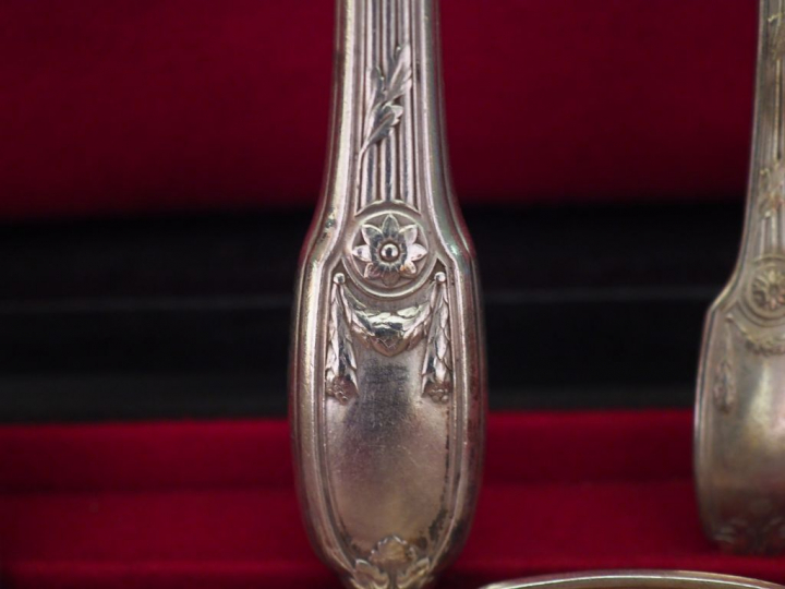 CHRISTOFLE Ménagère de style Louis XVI en métal argenté, à décor de gu