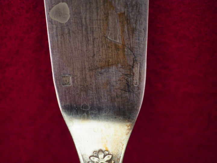 CHRISTOFLE Ménagère de style Louis XVI en métal argenté, à décor de gu